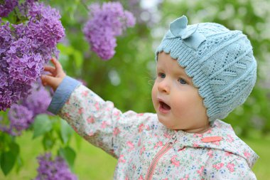 Şirin Bebek kız parkta yürüyüş