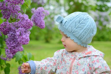 Şirin Bebek kız parkta yürüyüş