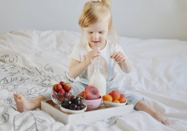 Küçük kız evde kahvaltı 