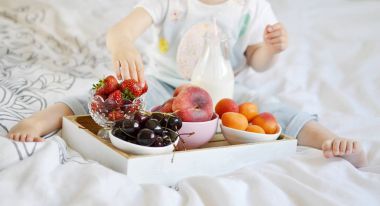 Küçük kız evde kahvaltı 