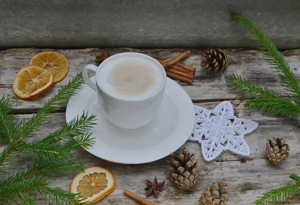 Tasse Cappuccino Getränk hölzernen Hintergrund — Stockfoto