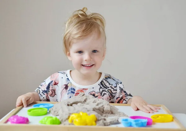 Meisje met kinetisch zand thuis spelen — Stockfoto