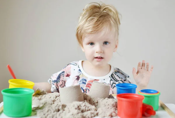 Meisje met kinetisch zand thuis spelen — Stockfoto
