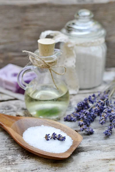 Ingredientes naturales para exfoliante de sal de lavanda de cuerpo casero — Foto de Stock