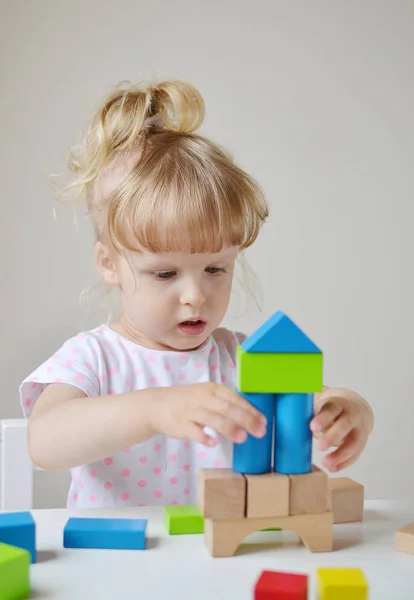 白人女孩玩木制多彩的多维数据集在家里 — 图库照片