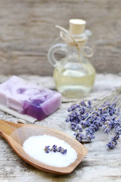 Ingredientes naturales para el aceite de exfoliante de sal de lavanda de cuerpo casero — Foto de Stock