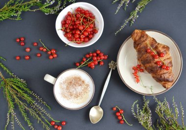 Fincan kapuçino, kruvasan, somun