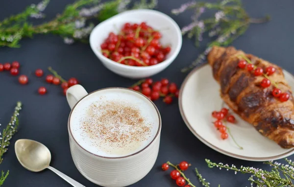 Xícara de cappuccino, croissants, groselha — Fotografia de Stock