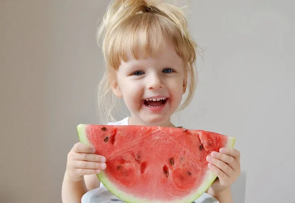 Caucasiano menina comendo melancia — Fotografia de Stock