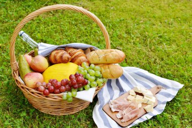 Sepet gıda meyve ekmek piknik yeşil çim yaz saati geri kalanı ile 
