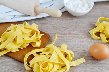Hazırlık İtalyan ham ev yapımı makarna pişirme Tagliatelle 