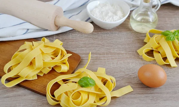 Подготовка итальянского сырого домашнего приготовления пасты Tagliatelle приготовления — стоковое фото