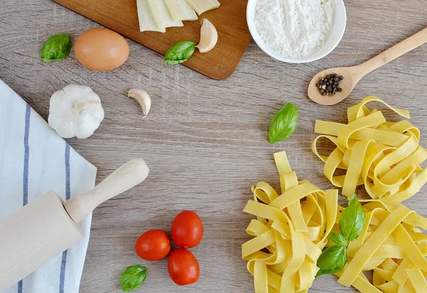 Підготовка італійський Raw домашню пасту Тальятелле приготування — стокове фото