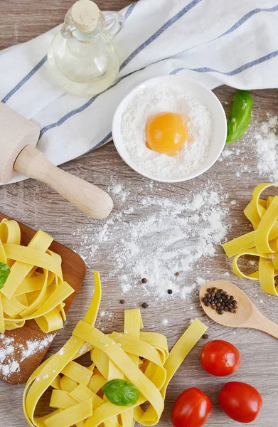 Hazırlık İtalyan ham ev yapımı makarna pişirme Tagliatelle 