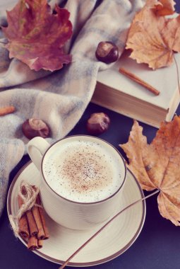 Çay fincan sıcak kahve Cappuccino sonbahar 