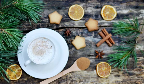 Filiżankę Cappuccino napojów podłoże drewniane sosnowe drzewa koncepcja Bożego Narodzenia — Zdjęcie stockowe