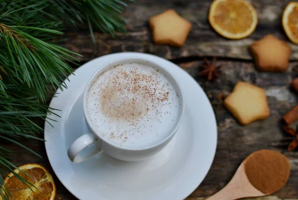 Fincan Cappuccino içecek ahşap arka plan çam ağacı kavramı Noel 