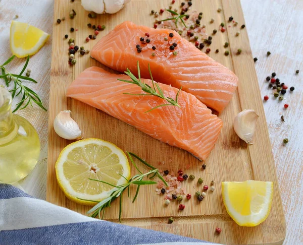Cocción de salmón — Foto de Stock
