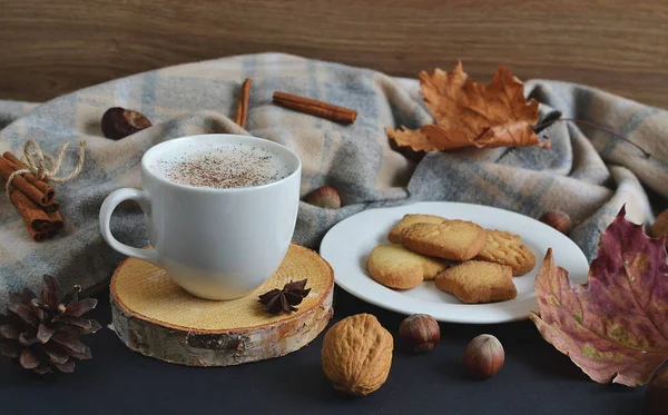 Teáscsésze forró kávé Cappuccino őszi idő — Stock Fotó