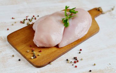 Tavuk fileto hazırlık yaşam tarzı sağlıklı kavramı pişirme