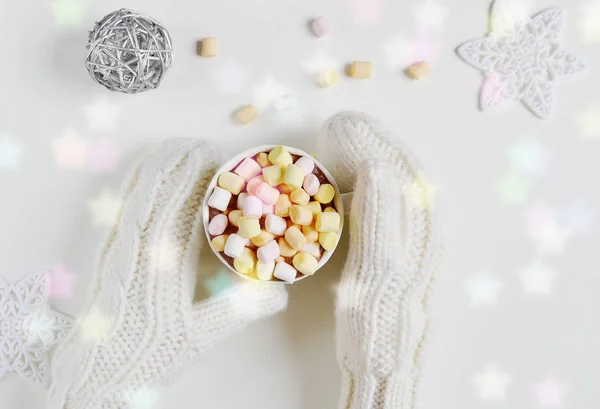 Donna mani in possesso di tazza bevanda cioccolata calda Natale nuovo anno concetto — Foto Stock