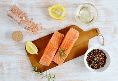 Somon Balık Pişirme ham fileto biber tuz biberiye sağlıklı kavramı