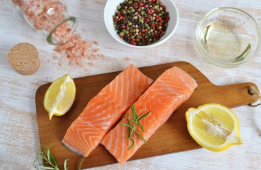 Somon Balık Pişirme ham fileto biber tuz biberiye sağlıklı kavramı