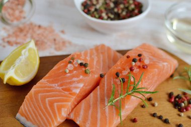 Somon Balık Pişirme ham fileto biber tuz biberiye sağlıklı kavramı