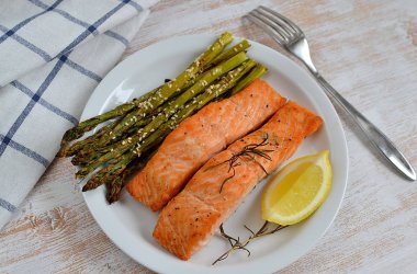 Izgara somon fileto biber, tuz, biberiye ve limon ile balık