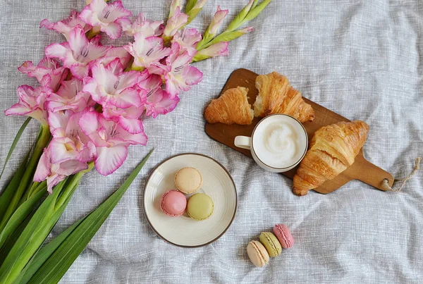 Croissant, xícara de café, macaroons — Fotografia de Stock