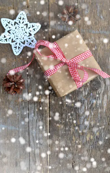 Christmas Present Box na drewniane tła — Zdjęcie stockowe