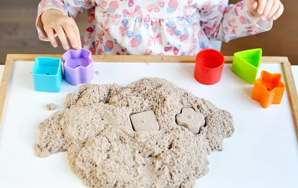 Meisje met kinetisch zand thuis spelen — Stockfoto