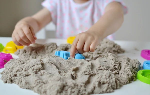 Meisje met kinetisch zand thuis spelen — Stockfoto