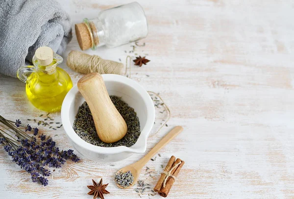 Ingredientes naturales para exfoliante de sal de lavanda de cuerpo casero — Foto de Stock