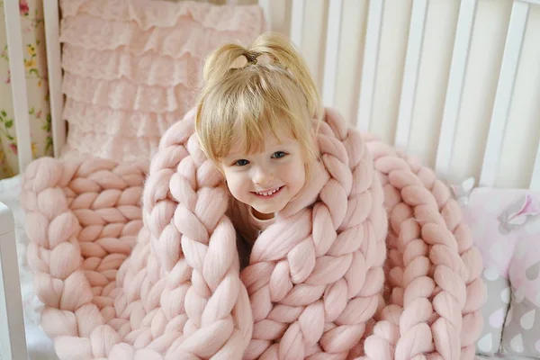 Petite fille heureuse à carreaux géants tricotés — Photo