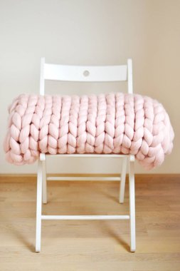 Dev pembe kareli yün örme 