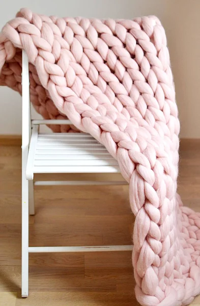 Riesige rosa karierte Wolle gestrickt — Stockfoto
