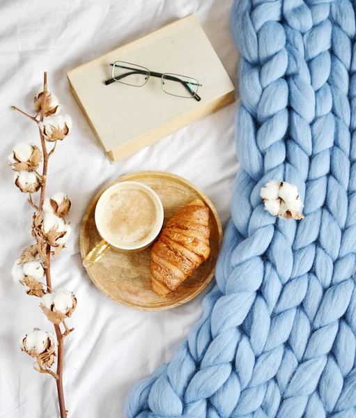 Tasse Mit Cappuccino Croissant Blauer Pastellfarbener Riesen Plaid Schlafzimmer Morgenkonzept — Stockfoto