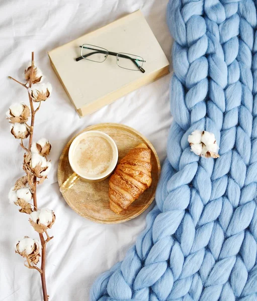 Tazza Con Cappuccino Croissant Plaid Gigante Blu Pastello Camera Letto — Foto Stock