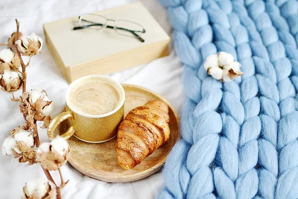 Tasse Mit Cappuccino Croissant Blauer Pastellfarbener Riesen Plaid Schlafzimmer Morgenkonzept — Stockfoto