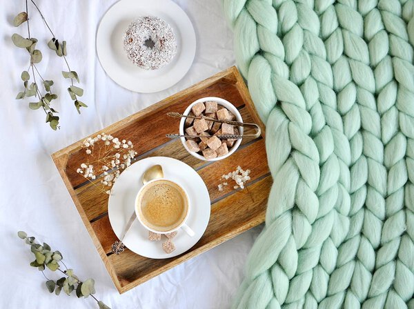 Кубок с капучино, пончик, зеленый пастельный гигантский клетчатый, спальня, утренняя концепция
