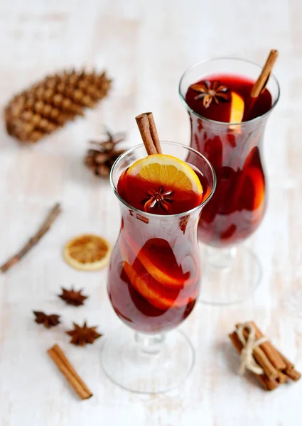 Zwei Glas Heißen Rotwein Hölzernen Hintergrund Kegel Zimt Orange Winterdekor — Stockfoto