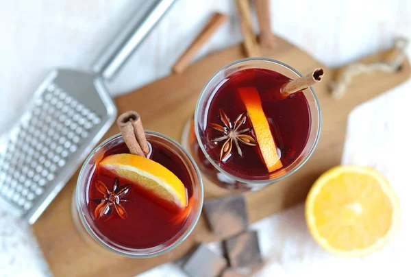 Zwei Glas Heißen Rotwein Hölzernen Hintergrund Kegel Zimt Orange Winterdekor — Stockfoto