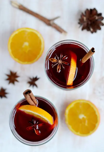 Zwei Glas Heißen Rotwein Hölzernen Hintergrund Kegel Zimt Orange Winterdekor — Stockfoto