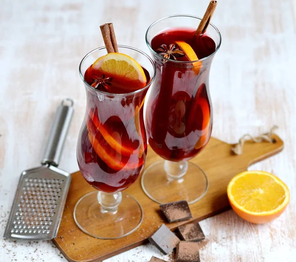 Dwa Szkła Gorące Czerwone Wino Drewniane Tła Stożek Cynamon Pomarańczowy — Zdjęcie stockowe