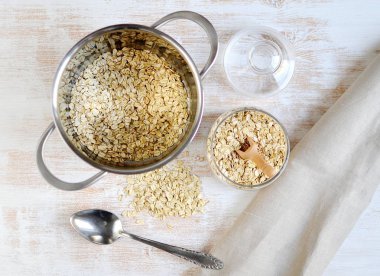 Vitamini sağlıklı kahvaltı yulaf pul süt beyaz arka plan püresi Cam Kavanoz yararlı gıda ile