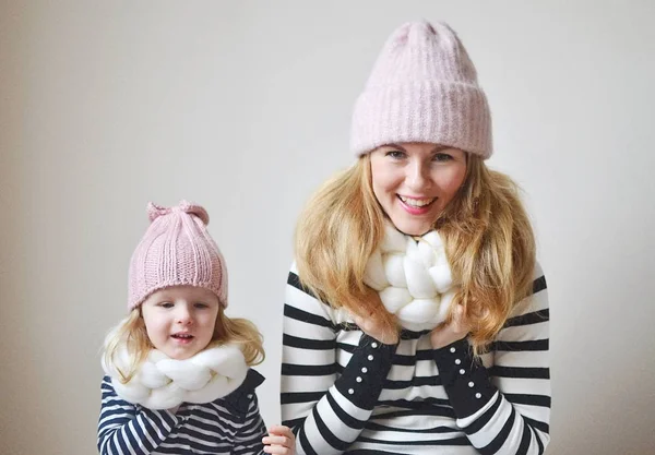Μητέρα Και Μικρή Κόρη Του Καπέλα Και Κασκόλ Λευκό Φόντο — Φωτογραφία Αρχείου