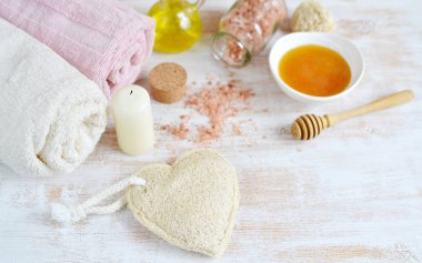 Ev yapımı vücut tuz fırçalama yağ süt için doğal maddeler. Güzellik kavramı. Spa. Aşk vücudunuzun