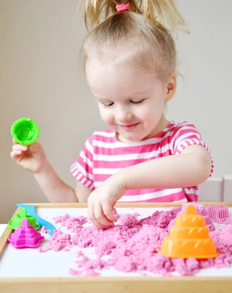 Meisje Met Kinetisch Zand Spelen Bij Home Vroege Education School — Stockfoto