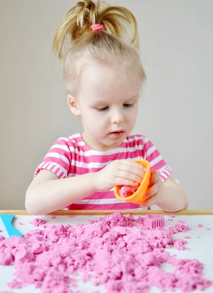 Meisje Met Kinetisch Zand Spelen Bij Home Vroege Education School — Stockfoto